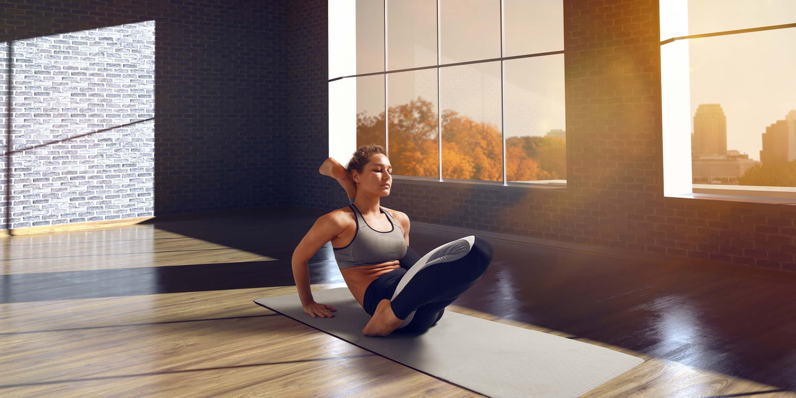 Frau auf einer Fitnessmatte bei einer Yoga-Übung